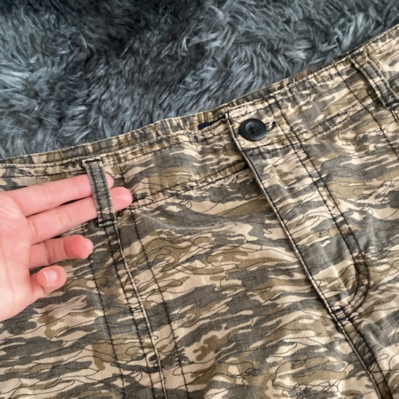 Camo print cropped cargo-style pants - Picture 8 of 16